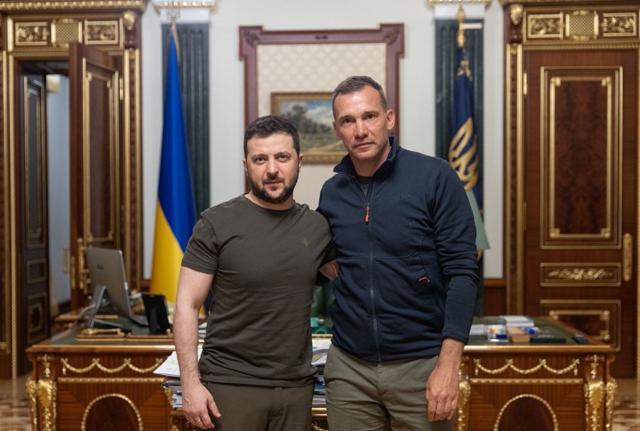 ( Fonte: @ZelenskyyUa ) Altro ucraino sceso in politica è stato Andryi Shevchenko. L'ex Ct dell'Ucraina, dopo aver vinto tutto con il Milan di Ancelotti, ha avuto un passato in politica prima di tornare al calcio. Ha scelto di aderire al partito Ucraina Avanti! L'avventura politica di Sheva iniziò con un insuccesso: alle elezioni del 2012 il suo partito ottenne l'1,58% dei voti rimanendo ben lontano dalla soglia di sbarramento del 5%. ( Fonte: @ZelenskyyUa ) Altro ucraino sceso in politica è stato Andryi Shevchenko. L'ex Ct dell'Ucraina, dopo aver vinto tutto con il Milan di Ancelotti, ha avuto un passato in politica prima di tornare al calcio. Ha scelto di aderire al partito Ucraina Avanti! L'avventura politica di Sheva iniziò con un insuccesso: alle elezioni del 2012 il suo partito ottenne l'1,58% dei voti rimanendo ben lontano dalla soglia di sbarramento del 5%.