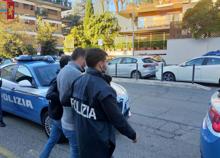 Droga nascosta nello scooter e in casa, maxi sequestro di contanti a Roma: arrestato un pusher. L'uomo incastrato da chat e video Droga nascosta nello scooter e in casa, maxi sequestro di contanti a Roma: arrestato un pusher. L'uomo incastrato da chat e video