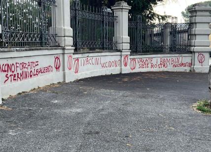 Follia No Vax all'ospedale Spallanzani: sui muri scritte choc contro i vaccini