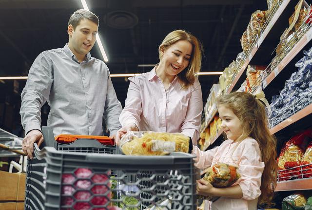 Famiglia fa la spesa Famiglia fa la spesa