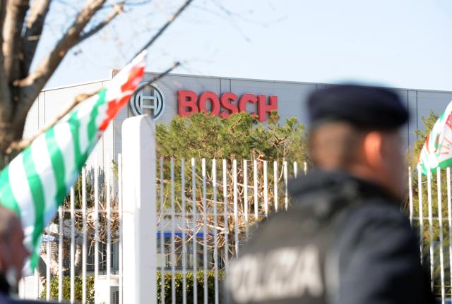 STABILIMENTO BOSCH I LAVORATORI IN PROTESTA POLIZIA STABILIMENTO BOSCH I LAVORATORI IN PROTESTA POLIZIA