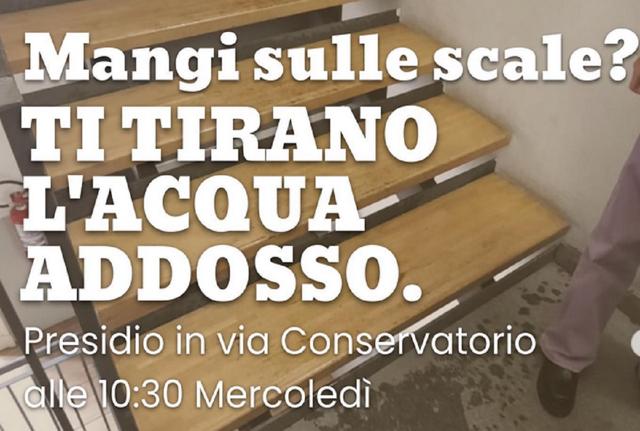 Statale, studenti mangiano sulle scale: cacciati a secchiate d'acqua. La denuncia su Instagram Statale, studenti mangiano sulle scale: cacciati a secchiate d'acqua. La denuncia su Instagram