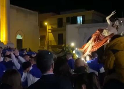 La statua del Cristo cade in processione durante un inchino. VIDEO