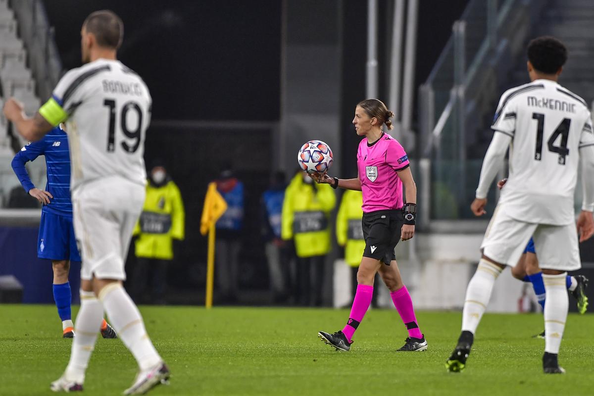 Stephanie Frappart in Juventus-Dinamo Kiev (foto Lapresse) Stephanie Frappart in Juventus-Dinamo Kiev (foto Lapresse)