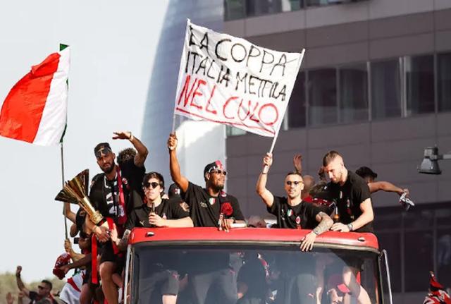 Striscione Milan contro Inter Striscione Milan contro Inter