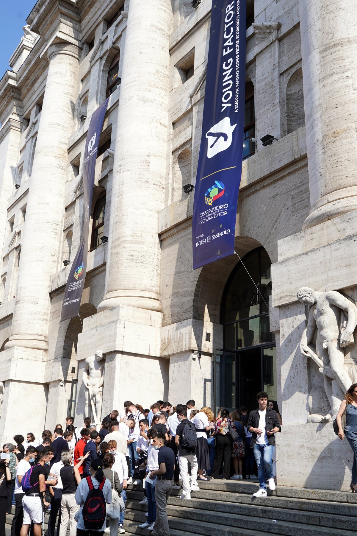 STUDENTI CHE PARTECIPANO AL CONVEGNO YOUNG FACTOR PALAZZO MEZZANOTTE BORSA ITALIANA STUDENTI CHE PARTECIPANO AL CONVEGNO YOUNG FACTOR PALAZZO MEZZANOTTE BORSA ITALIANA