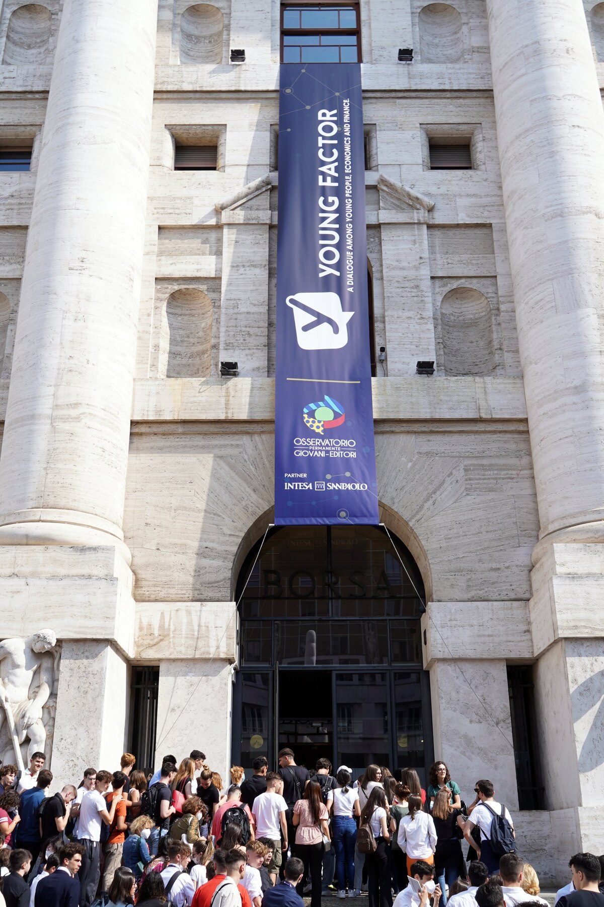 STUDENTI CHE PARTECIPANO AL CONVEGNO YOUNG FACTOR PALAZZO MEZZANOTTE BORSA ITALIANA STUDENTI CHE PARTECIPANO AL CONVEGNO YOUNG FACTOR PALAZZO MEZZANOTTE BORSA ITALIANA