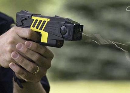 Milano, sei taser per 3.200 agenti. Il centrodestra: "Dotazione ridicola, il centrosinistra ha bloccato il provvedimento"