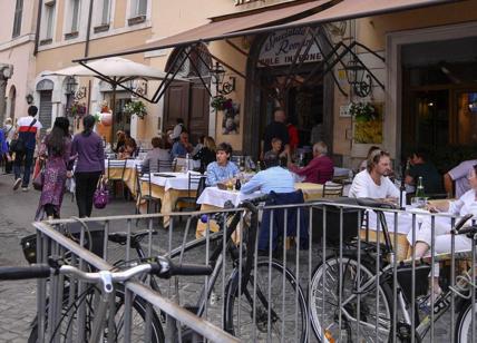 Dehors a Roma: è guerra tra residenti e ristoranti: “Sarà una bomba sociale”
