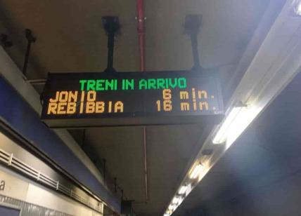 Metro B da incubo, un treno ogni 20 minuti. Assembramenti nei vagoni