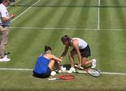 Berlino, la tennista russa soccorre l’avversaria ucraina: fair play virale