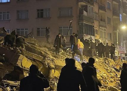Terremoto in Turchia, migliaia di morti. Erdogan proclama il lutto nazionale
