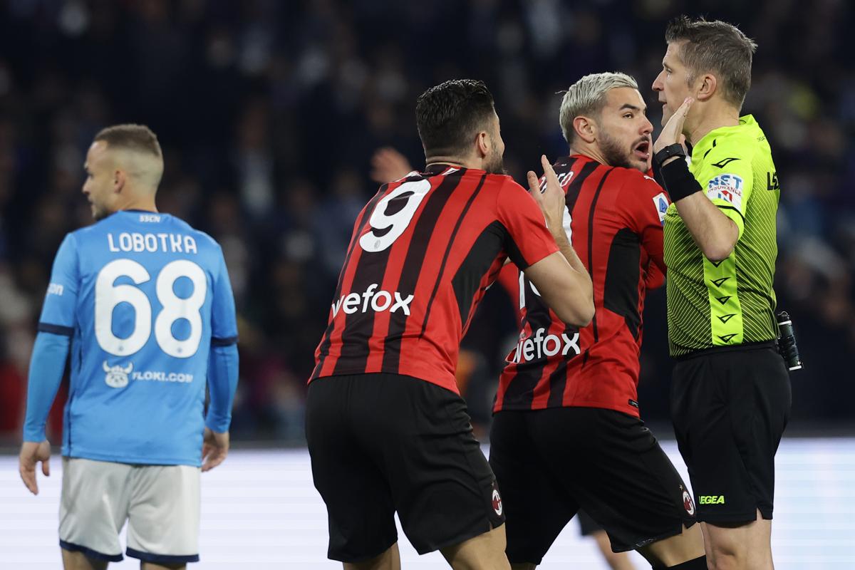 Theo Hernandez, Giroudn e Orsato (Lapresse) Theo Hernandez, Giroudn e Orsato (Lapresse)