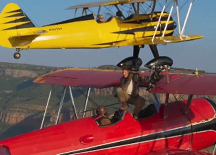 Tom Cruise, video inedito mozzafiato da un biplano: una mission (im)possibile