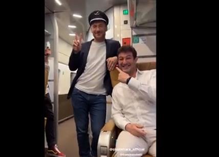 Totti, Vieri e Ferrara show sul treno. Ex capitano della Roma fa il controllore. Video