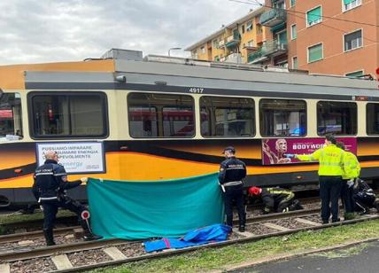 Investito da un tram a Milano. Muore 14enne in bicicletta. FOTO