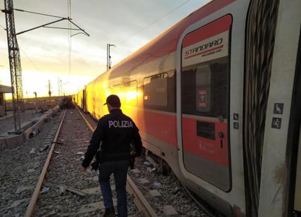 Trani, 44enne morto incastrato tra le porte del treno regionale