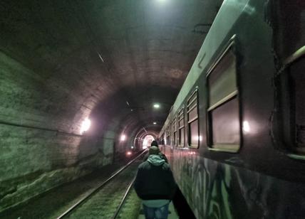 Treno si ferma in galleria sulla Roma Nord: i passeggeri a piedi sui binari