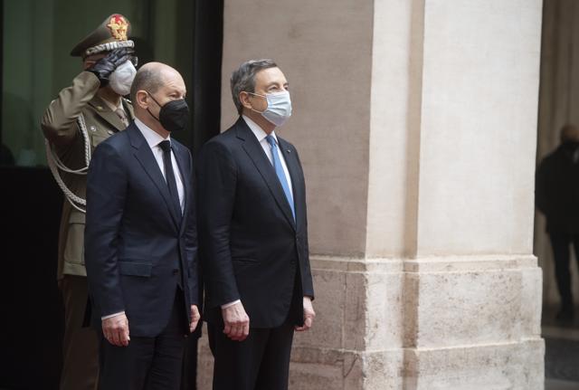 Il cancelliere tedesco Olaf Scholz e il premier italiano Mario Draghi Il cancelliere tedesco Olaf Scholz e il premier italiano Mario Draghi