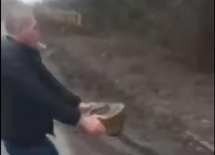 Ucraina, civile trova una mina anti-uomo sulla strada e la sposta. VIDEO