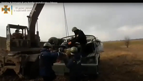Immagini di una bomba neutralizzata a Odessa