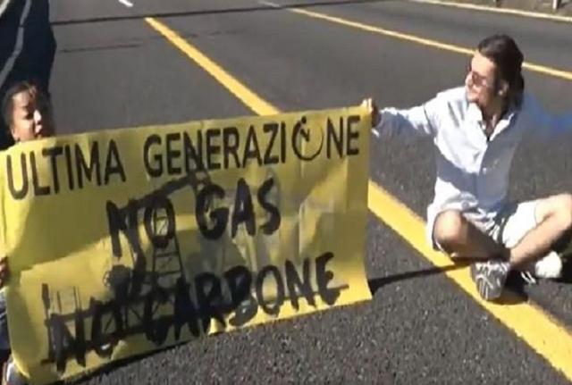 Milano, ambientalisti di Ultima generazione bloccano il traffico sulla tangenziale est Milano, ambientalisti di Ultima generazione bloccano il traffico sulla tangenziale est