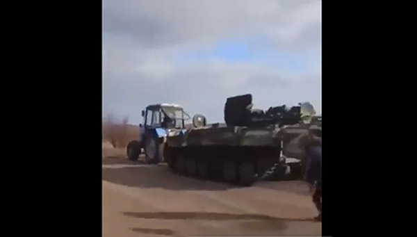 Resistenza ucraina: un contadino ruba un carroarmato russo