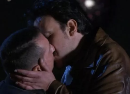 Bacio gay a "Un posto al sole". Insorgono i social: "Turbate i bambini"
