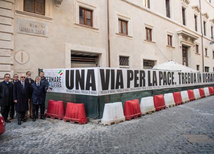 Roma, un'installazione di 20 metri per chiedere la pace in Ucraina