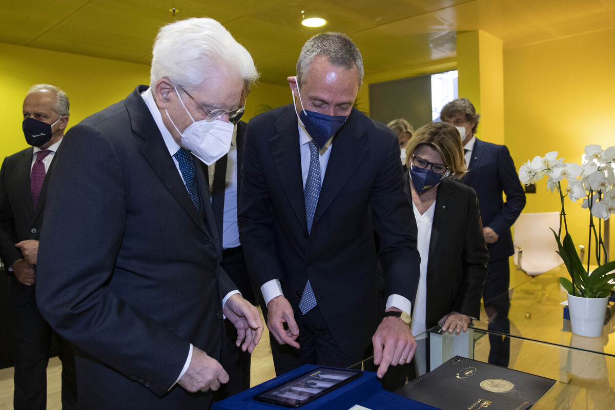 Il Presidente della Repubblica Sergio Mattarella a Roma, al Centro Congressi “La nuvola”,con Matteo Del Fante, Amministratore delegato di Poste Italiane Il Presidente della Repubblica Sergio Mattarella a Roma, al Centro Congressi “La nuvola”,con Matteo Del Fante, Amministratore delegato di Poste Italiane