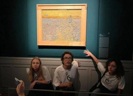 Roma, attivisti imbrattano un quadro di Van Gogh con della passata di verdure