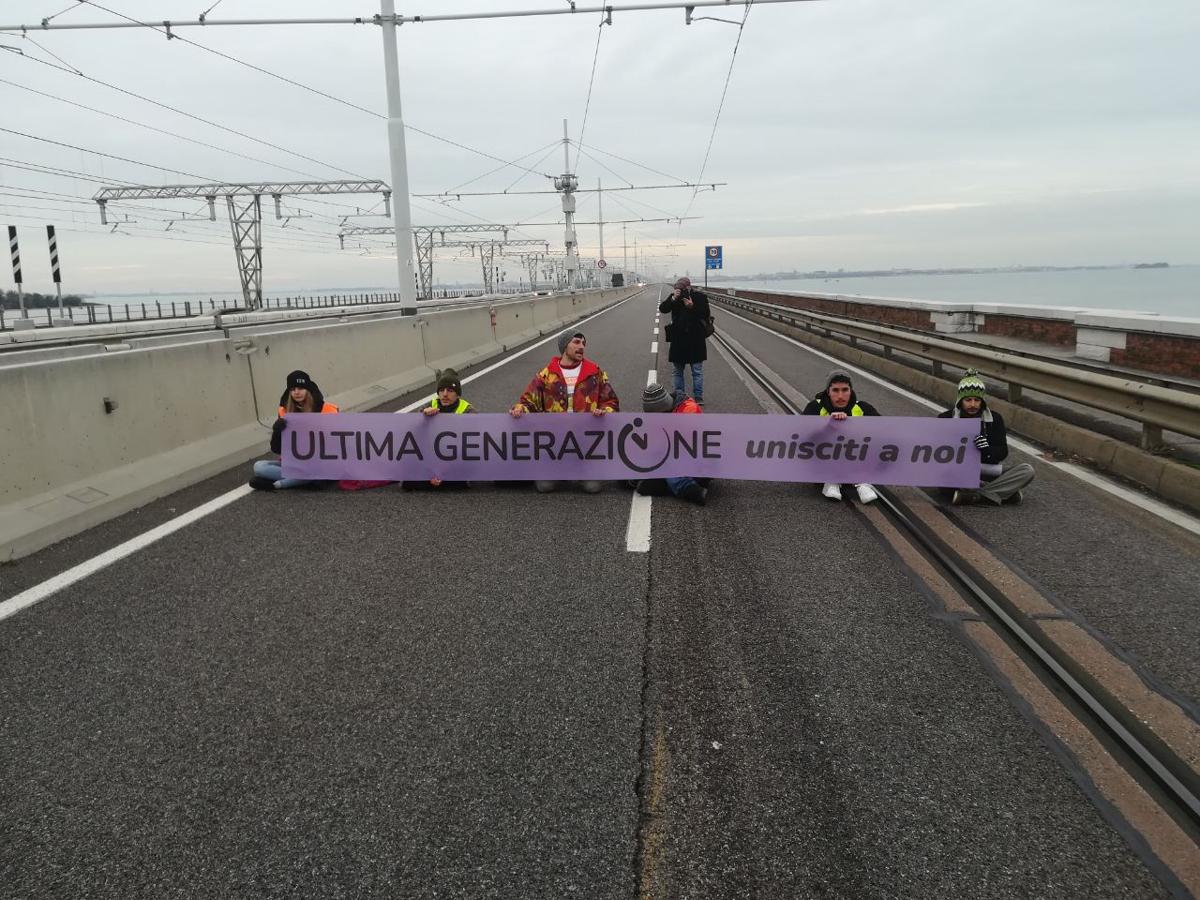 venezia proteste ponte libertà ultima generazione