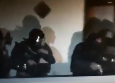 viareggio uomo barricato casa polizia