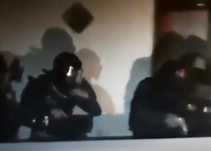 Uomo con problemi psichici barricato in casa a Viareggio, l'intervento della polizia. Video