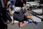 Joe Biden cade dalla bici, ma poi si rialza e dice: "Sto bene"