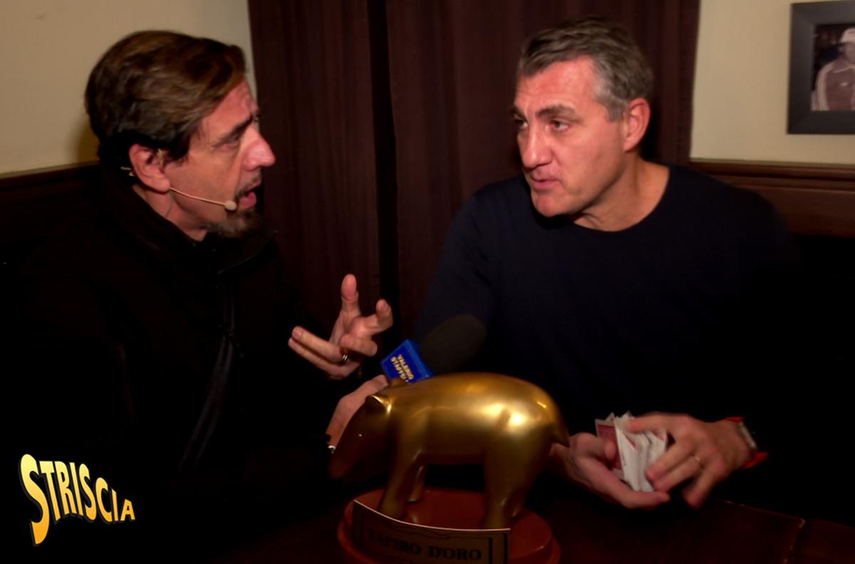 Il tapiro di Striscia la Notizia consegnato da Valerio Staffelli a Vieri Il tapiro di Striscia la Notizia consegnato da Valerio Staffelli a Vieri