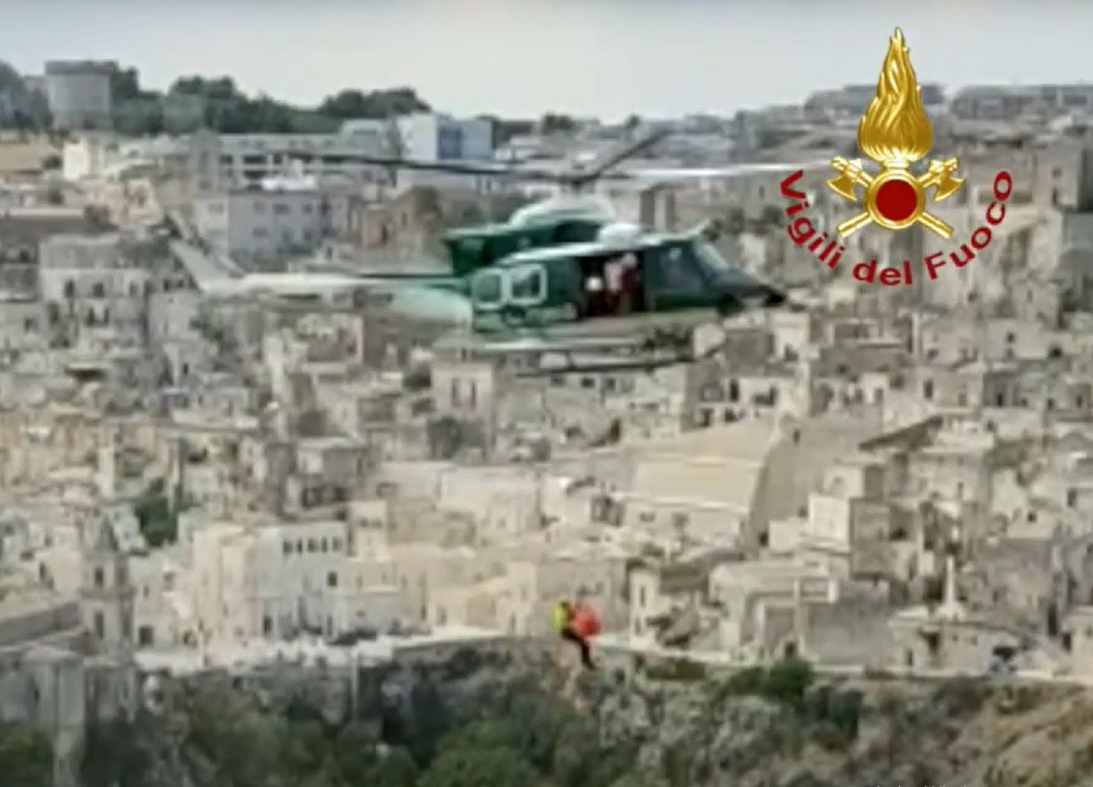 Matera, escursionista si infortuna: salvataggio spettacolare dei vigili del fuoco