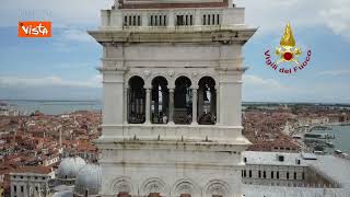Un drone ispeziona il campanile di San Marco a Venezia dopo il maltempo, nessun danno