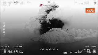 Stromboli, l'aereo della Guardia costiera sorvola il vulcano durante l'eruzione