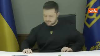 Zelensky a Davos chiede un minuto di silenzio per le vittime della tragedia dell'elicottero caduto