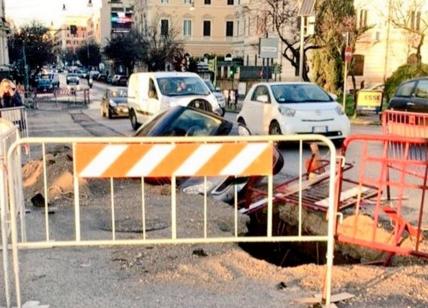 Roma, auto finisce dentro la buca di un cantiere in via Cola di Rienzo
