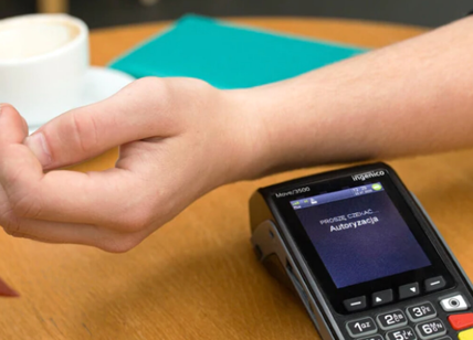 Pagamenti digitali, stop al bancomat: ora si usano i microchip sottopelle
