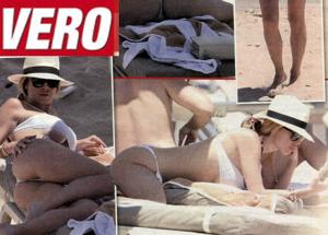 Diletta Leotta sotto l'ombrellone la temperatura è bollente, le sue curve sono mozzafiato