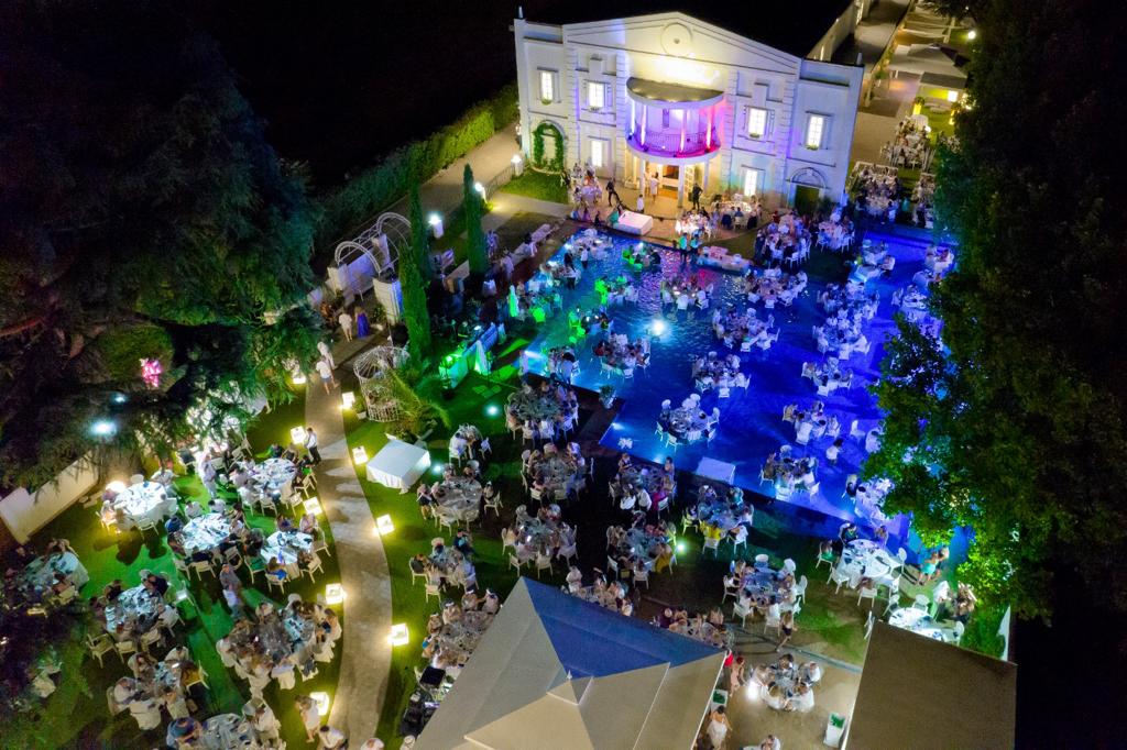 Folla di pubblico e tanti vip a Villa Renoir Folla di pubblico e tanti vip a Villa Renoir