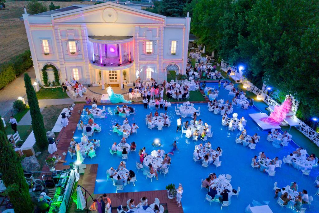 La visione dall'alto della cena direttamente in piscina La visione dall'alto della cena direttamente in piscina