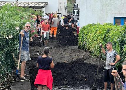 Catastrofe a Stromboli, fango ovunque: il reportage esclusivo con foto e video