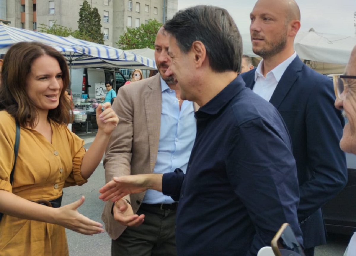 Giuseppe Conte al mercato di Baggio di Milano