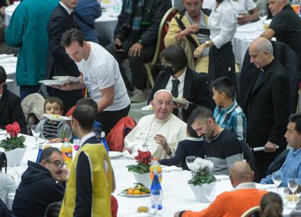 Papa Francesco apre le porte del Vaticano: a pranzo con 1300 poveri