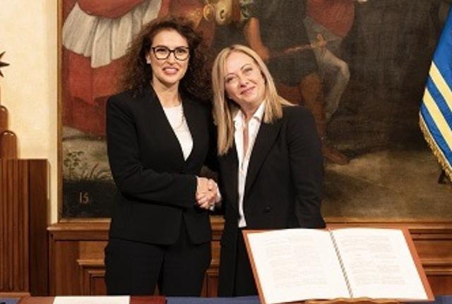 La viceministra per il Lavoro e le Politiche sociali Maria Teresa Bellucci e la presidente del Consiglio Giorgia Meloni La viceministra per il Lavoro e le Politiche sociali Maria Teresa Bellucci e la presidente del Consiglio Giorgia Meloni