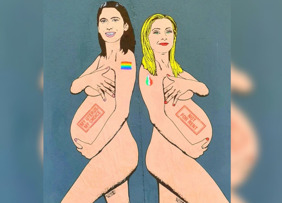 Schlein e Meloni incinte e senza vestiti: rimosso il murales a Milano Schlein e Meloni incinte e senza vestiti: rimosso il murales a Milano